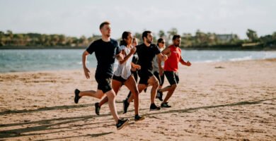 Personas corriendo en la playa